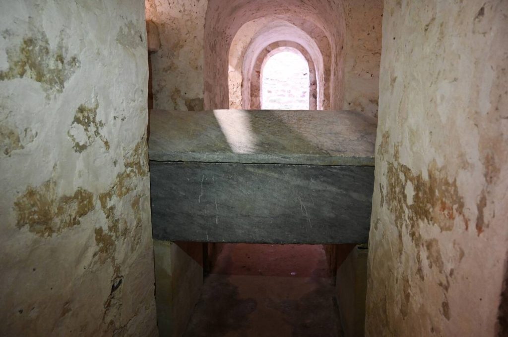 Sarcophage de St Philibert découvert en 1865 lors de fouille (Source : Photo personnelle)