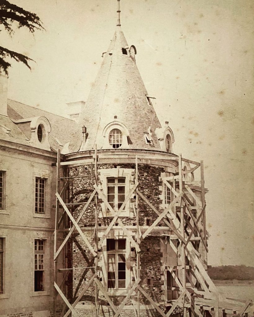Construction de la tour à l'arrière du château de Briord (Source : (c) Collection Terres de Briord)